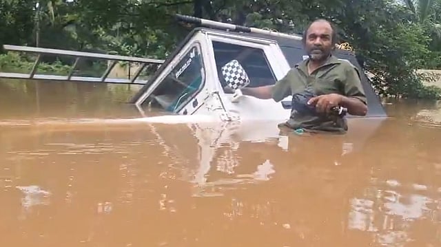 വെള്ളക്കെട്ടിൽ ജീപ്പ് വെള്ളക്കെട്ടിൽ മുങ്ങിയ നിലയിൽ