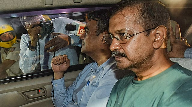 മദ്യനയ അഴിമതി: കെജരിവാളിന് ഇടക്കാല ജാമ്യം, അറസ്റ്റ് ചോദ്യം ചെയ്തുള്ള ഹര്ജി വിശാല ബെഞ്ചിന്
