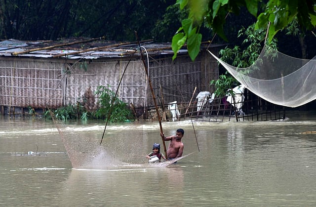 കനത്ത മഴയും വെള്ളപ്പൊക്കവും ദുരിതം വിതച്ചുകൊണ്ടിരിക്കുമ്പോഴും അച്ഛനും മകളും മീന്പിടിക്കുന്ന കാഴ്ച