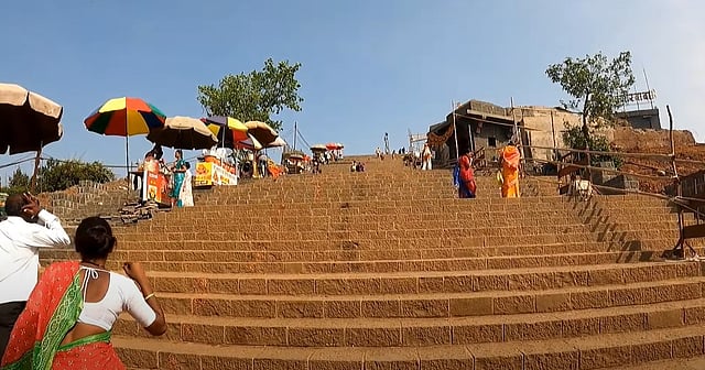 മന്ദര് ദേവി ക്ഷേത്രത്തിലെ പടിക്കെട്ടുകള്