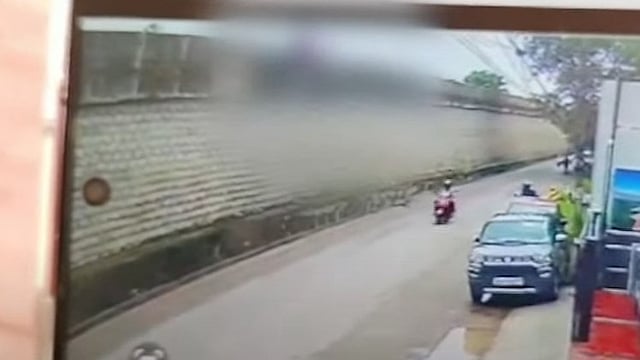 സ്കൂട്ടര് നിയന്ത്രണം വിട്ട് മേല്പ്പാലത്ത് നിന്ന് താഴേക്ക്; അമ്മ മരിച്ചു; കുഞ്ഞും അടക്കം രണ്ടുപേര്ക്ക് ഗുരുതരപരിക്ക്