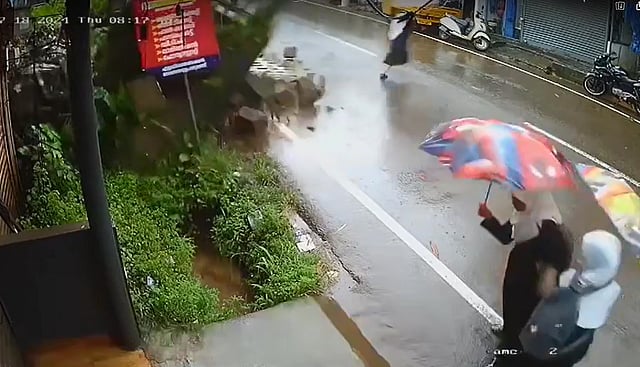 'ഒരു നിമിഷത്തിന്റെ ഭാഗ്യം'; കണ്ണൂരില്‍ മതില്‍ ഇടിഞ്ഞുവീണു, കുട്ടികള്‍ രക്ഷപ്പെട്ടത് തലനാരിഴയ്ക്ക്- വീഡിയോ 