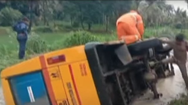 പാലക്കാട് സ്‌കൂള്‍ ബസ്  കനാലിലേക്ക് മറിഞ്ഞു; 20 കുട്ടികള്‍ക്ക് പരിക്ക്