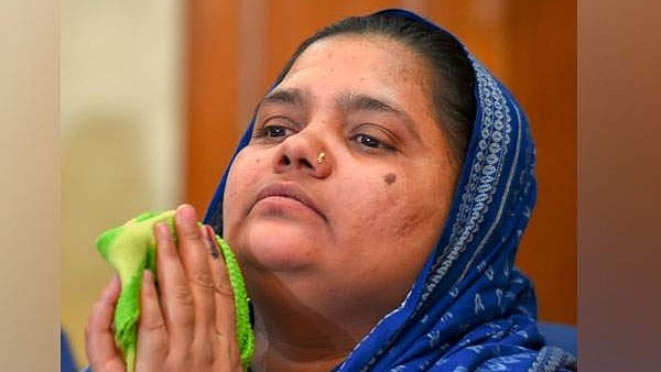 ബില്ക്കിസ് ബാനു കേസ്: എങ്ങനെയാണ് ഇത്തരമൊരു അപേക്ഷ നല്കുക? ഇളവ് റദ്ദാക്കിയ വിധിക്കെതിരെയുള്ള ഹര്ജി സുപ്രീംകോടതി തള്ളി