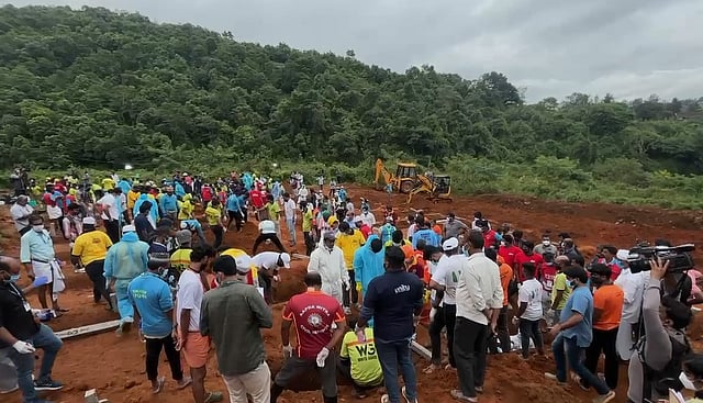ഏഴാം നാള്‍ അവര്‍ ഒന്നിച്ചു മടങ്ങി; അന്തരീക്ഷത്തില്‍ സര്‍വമത പ്രാര്‍ഥനകള്‍; കൂട്ട സംസ്കാരത്തിനിടെ കനത്ത മഴ; വീഡിയോ