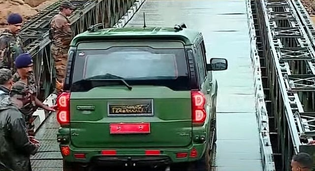 പുഴ കടക്കാന് ഉരുക്കുപാലം; ബെയ്ലി പാലം തുറന്നു; വാഹനങ്ങള് കടത്തിവിട്ടു; ഇനി അതിവേഗ രക്ഷാപ്രവര്ത്തനം