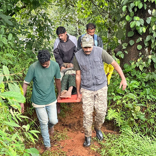 ഏറാട്ടുകുണ്ട് ഗുഹാഭാഗത്ത് താമസിക്കുന്ന ആറംഗ കുടുംബത്തെ വനം വകുപ്പ് ഉദ്യോഗസ്ഥര് സുരക്ഷിതസ്ഥാനത്തേക്ക് മാറ്റുന്നു