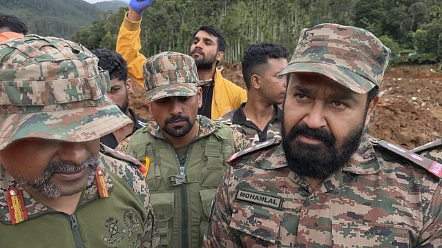 ആശ്വസിപ്പിക്കാനായി മോഹന്‍ലാല്‍; പട്ടാളവേഷത്തില്‍ ദുരന്തഭൂമിയില്‍; വീഡിയോ