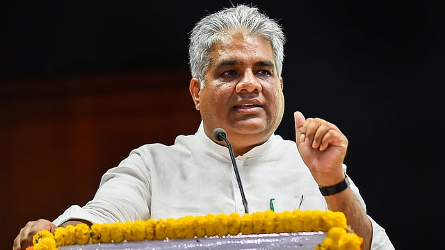 വയനാട് ദുരന്തത്തിന് കാരണം അനധികൃത ഖനനവും കുടിയേറ്റവും; ഭൂമി കയ്യേറാൻ രാഷ്ട്രീയനേതാക്കൾ കൂട്ടുനിൽക്കുന്നു:  കേന്ദ്രമന്ത്രി