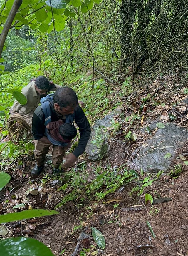 ഏറാട്ടുകുണ്ട് ഗുഹാഭാഗത്ത് താമസിക്കുന്ന ആറംഗ കുടുംബത്തെ വനം വകുപ്പ് ഉദ്യോഗസ്ഥര് സുരക്ഷിതസ്ഥാനത്തേക്ക് മാറ്റുന്നു