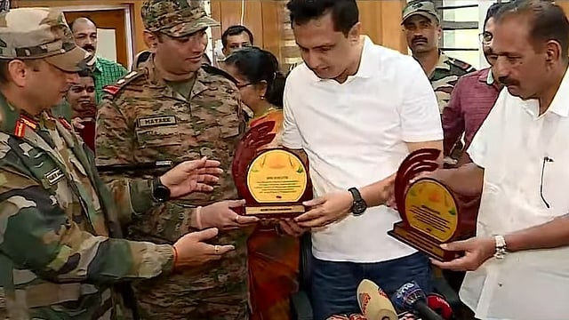 'വി സല്യൂട്ട് യൂ'!; ദുരന്തഭൂമിയില് നിന്നും സൈന്യം മടങ്ങുന്നു, ഊഷ്മള യാത്രയയപ്പ്
