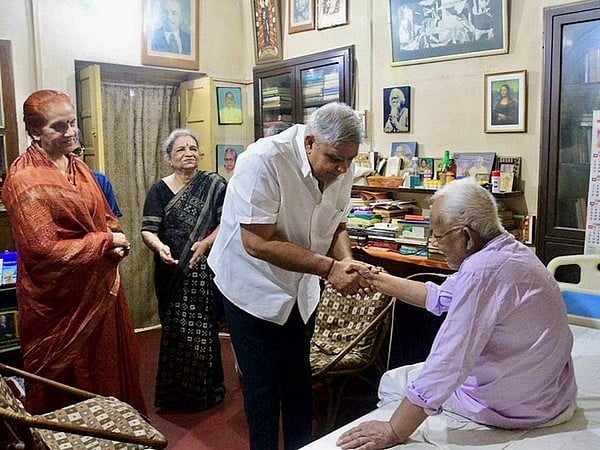 വി.പി. ധന്കര് ബുദ്ധദേബിനെ സന്ദര്ശിച്ചപ്പോള്