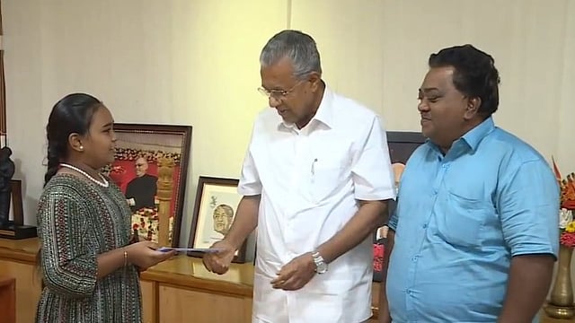 വയനാടിന്റെ കണ്ണീരൊപ്പാന് മൂന്ന് മണിക്കൂര് ഭരതനാട്യം; സമാഹരിച്ച തുക മുഖ്യമന്ത്രിക്കു കൈമാറി തമിഴ് ബാലിക