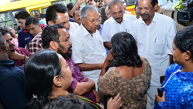 ഓരോ കുടുംബത്തിനും 10,000 രൂപ, മുതിര്‍ന്ന രണ്ടുപേര്‍ക്ക് ദിവസം 300 രൂപ വീതം, ക്യാംപുകളില്‍ കഴിയുന്നവര്‍ക്ക് ആശ്വാസവുമായി സര്‍ക്കാര്‍ 