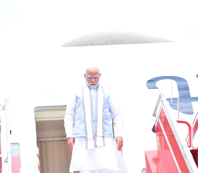 വിമാനത്തില് നിന്നും ഇറങ്ങുന്ന പ്രധാനമന്ത്രി നരേന്ദ്രമോദി