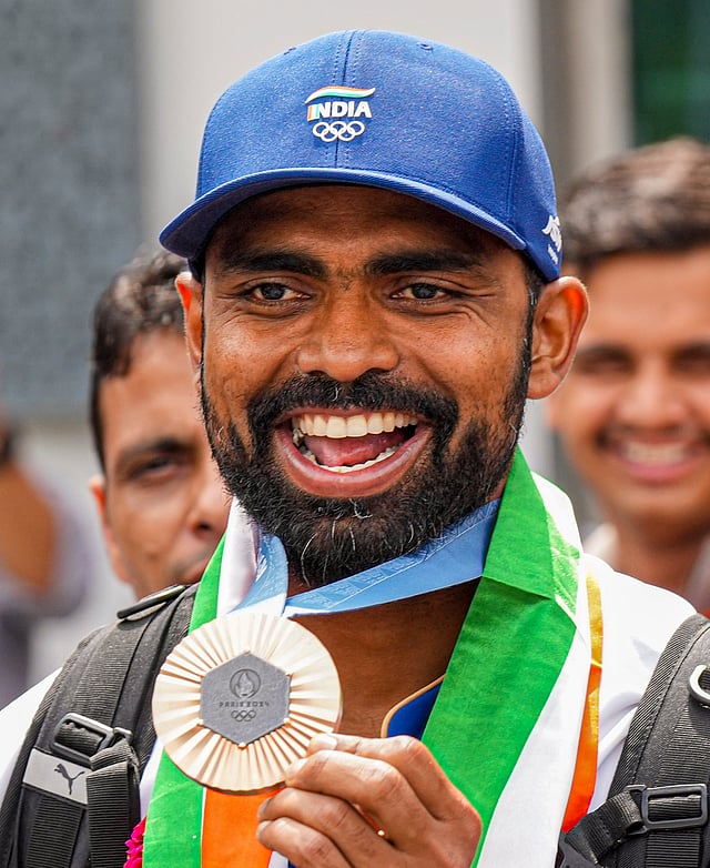 പിആര് ശ്രീജേഷ് വെങ്കല മെഡലുമായി