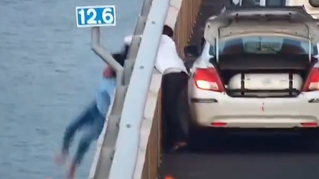 'ദൈവത്തിന്റെ കൈകള്'; പാലത്തിന്റെ മുകളില് നിന്ന് ചാടിയ സ്ത്രീയുടെ തലമുടിയില് കയറിപ്പിടിച്ചു, അത്ഭുതകരമായി രക്ഷപ്പെടുത്തി ഡ്രൈവര്- വീഡിയോ