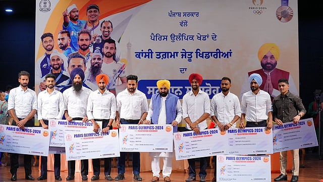 eight Olympics hockey players with Rs 1 crore each