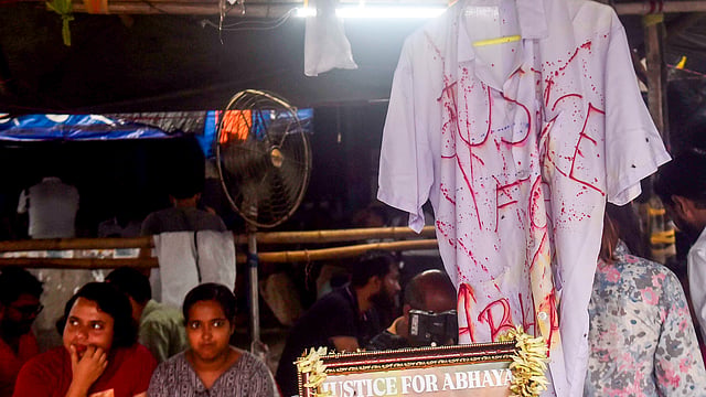 'മകള് ആത്മഹത്യ ചെയ്തെന്നാണ് അവര് പറഞ്ഞത്, കാണാൻ മൂന്നു മണിക്കൂർ കരഞ്ഞുകാലുപിടിച്ചു'
