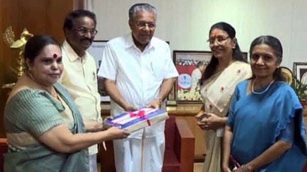 ജസ്റ്റിസ് ഹേമ കമ്മീഷൻ റിപ്പോർട്ട് സമർപ്പിക്കുന്നു