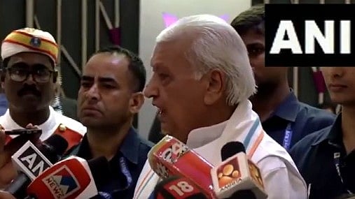 'മനഃസാക്ഷി ഇല്ലേ, സ്ത്രീകളോട് മാന്യമായി പെരുമാറാന് പഠിക്കു'- ഗവർണർ (വിഡിയോ)