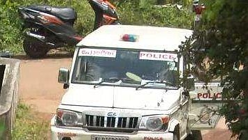 വധശ്രമക്കേസില്‍ ജാമ്യത്തിലിറങ്ങിയ പ്രതികള്‍ക്കൊപ്പം ഉല്ലാസയാത്ര; എഎസ്‌ഐക്ക് സസ്‌പെന്‍ഷന്‍