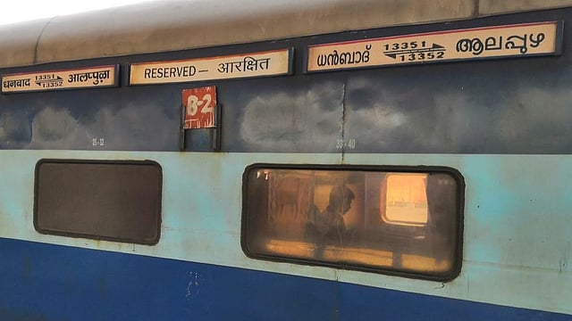 പിന്നിലെ ബോഗിക്ക് സമീപം പുക; ധൻബാദ് എക്സ്പ്രസ് പിടിച്ചിട്ടു