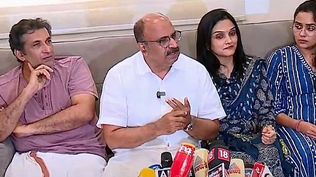 പവര്‍ ഗ്രൂപ്പ് എന്നൊന്നില്ല, മാഫിയയും ഇല്ല; കുറ്റവാളികളെപ്പറ്റി പറയുന്നുണ്ടെങ്കില്‍ കേസെടുക്കണമെന്ന് അമ്മ