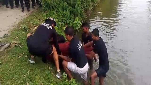 പൊലീസിന്റെ പിടിയില് നിന്നും രക്ഷപ്പെടാന് കുളത്തില് ചാടി; ധിങ് കൂട്ടബലാത്സംഗക്കേസിലെ മുഖ്യപ്രതി മരിച്ച നിലയില്