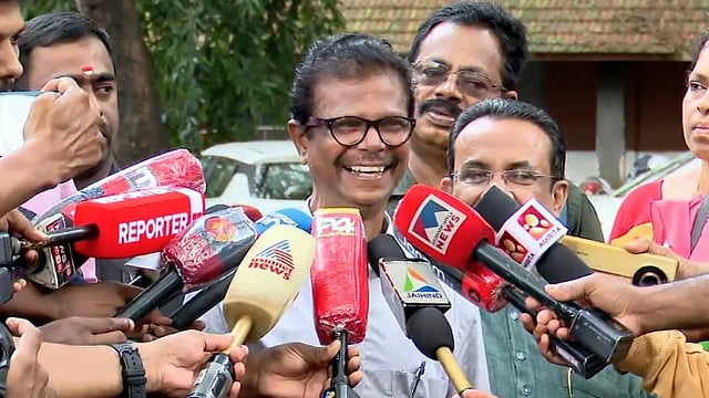 എനിക്കിപ്പോഴത്തെ മലയാളി നടിമാരെപ്പോലും അറിയില്ല, പിന്നയല്ലേ ബംഗാളി; എല്ലാക്കാലത്തും ഇങ്ങനെയൊക്കെ തന്നെയല്ലേയെന്ന് ഇന്ദ്രന്‍സ്
