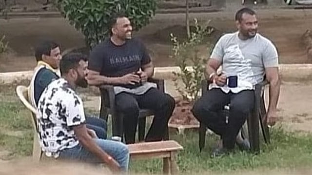 കൈയില് സിഗരറ്റും ചായക്കപ്പും; നടന് ദര്ശന് ജയിലില് വിഐപി പരിഗണന, വിവാദം