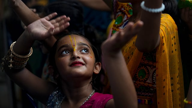 ജമ്മുവിലെ ക്ഷേത്രത്തിൽ നൃത്തം ചെയ്യുന്ന പെൺകുട്ടി