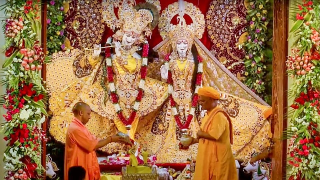 യുപി മുഖ്യമന്ത്രി യോഗി ആദിത്യനാഥ് മഥുരയിലെ ശ്രീകൃഷ്ണ ജന്മസ്ഥാൻ ക്ഷേത്രത്തിൽ പ്രാർത്ഥന നടത്തുന്നു