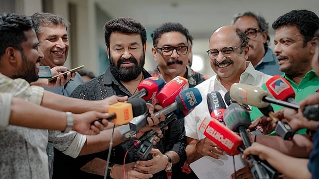 യോഗത്തിന് മുന്പായി മമ്മൂട്ടിയെ വിളിച്ചു; നാടകീയമായി രാജി തീരുമാനം അറിയിച്ച് മോഹന്ലാല്; അംഗങ്ങള്ക്ക് ഞെട്ടല്