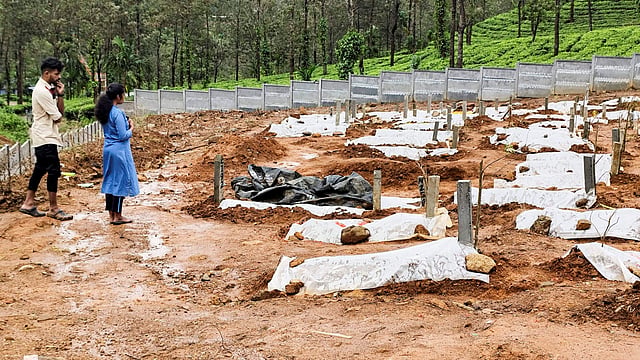 'അവന്റെ കൈ ചേര്‍ത്തുപിടിച്ച് ശ്രുതിയെത്തി; ഉറ്റവരെ ഒരുനോക്കുകാണാന്‍; എന്നും ഒരുമിച്ചുണ്ടാകുമെന്ന് പ്രതിജ്ഞ'