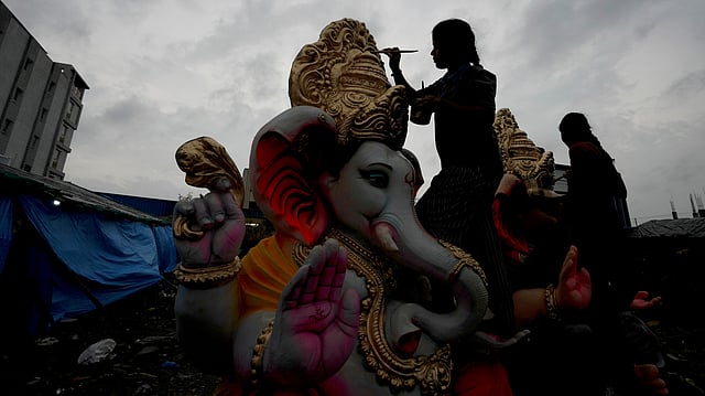 ഹൈദരാബാദിലെ ഗണേശ ചതുർഥി ഉത്സവത്തിന് മുന്നോടിയായി ഗണേശ വിഗ്രഹത്തിന്റെ അവസാനവട്ട ഒരുക്കങ്ങൾ
