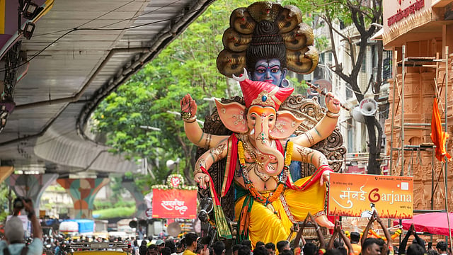 മുംബൈയിൽ ഗണേശ ചതുർഥി ഉത്സവത്തിന് മുന്നോടിയായി പണിശാലയിൽ നിന്ന് ഭക്തർ ഗണേശ വിഗ്രഹം പന്തലിലേക്ക് കൊണ്ടുപോകുന്നു.