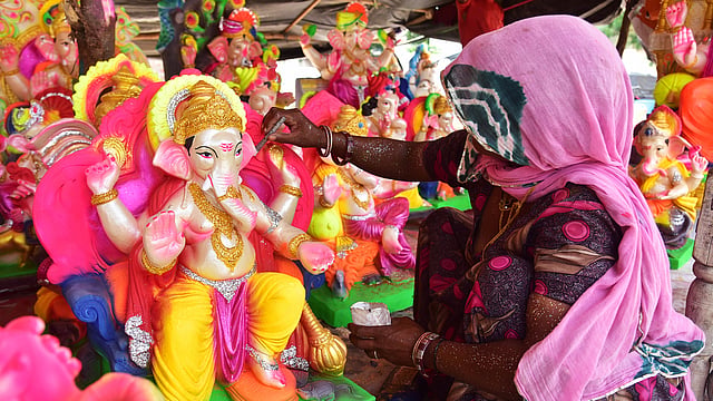 ഗണപതി വിഗ്രഹങ്ങളുടെ അവസാന പണിയിൽ, രാജസ്ഥാനിൽ നിന്നുള്ള കാഴ്ച