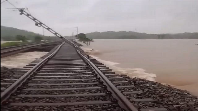 കനത്ത മഴ: ട്രാക്കുകളിൽ വെള്ളം കയറി; ആന്ധ്രയിലും തെലങ്കാനയിലും 21 ട്രെയിനുകൾ കൂടി റദ്ദാക്കി