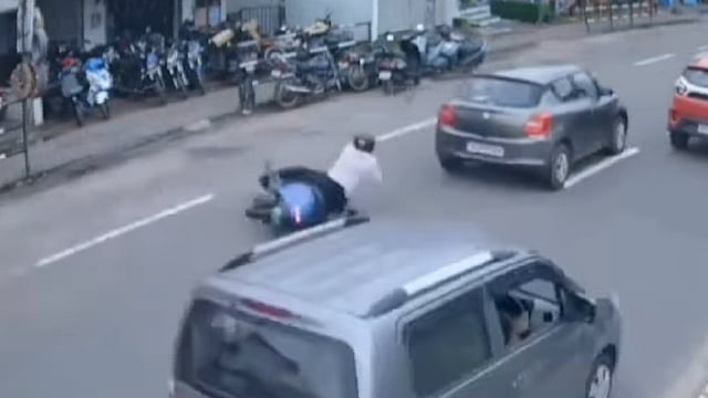 'ജസ്റ്റ് റിമംബർ ദാറ്റ്', വാഹനങ്ങളെ മറികടക്കാം മറിച്ചിടാതെ; മാർഗനിർദേശവുമായി മോട്ടോർ വാഹനവകുപ്പ്- വിഡിയോ