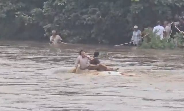 നദി മുറിച്ചു കടക്കുന്നതിനിടെ കുത്തൊഴുക്കിൽപ്പെട്ടു, കാറിന്റെ മുകളില് അള്ളിപ്പിടിച്ചിരുന്ന് ദമ്പതികള്; ഒടുവില്- വിഡിയോ
