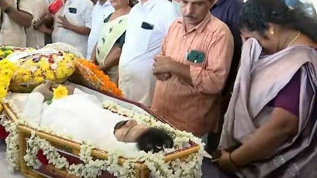 പ്രിയതമനെ അവസാനമായി ഒരുനോക്ക് കണ്ട് ശ്രുതി; കണ്ണീര്‍ പൂക്കളോടെ വിട