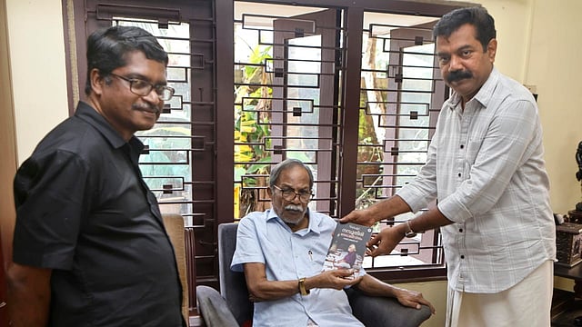 'നമ്പൂതിരി രേഖാ ജീവിതം'- ആർട്ടിസ്റ്റ് നമ്പൂതിരിയുടെ ജീവചരിത്രം, എംടി പ്രകാശനം ചെയ്തു