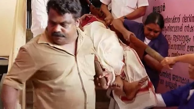 ലിഫ്റ്റില്ല, പത്തനംതിട്ട ജനറല് ആശുപത്രിയില് രോഗികളെ ചുമന്ന് താഴെയിറക്കി