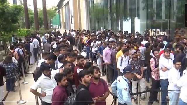 ഐഫോണ്16 വാങ്ങാന് തിക്കും തിരക്കും, മുംബൈയിലും ഡല്ഹിയിലും നീണ്ട നിര, വിഡിയോ