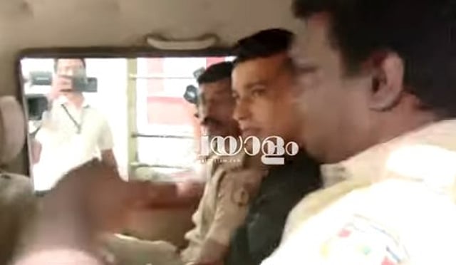 പള്സര് സുനിക്ക് ജയിലിന് മുന്നില് പുഷ്പ വൃഷ്ടി; ജയ് വിളി; വീഡിയോ