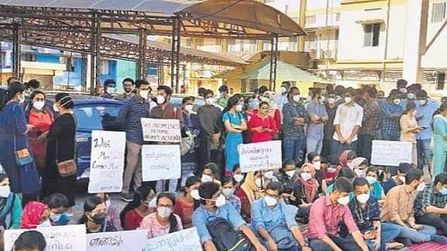 ആര്ജി കര് ആശുപത്രിയില് ജൂനിയര് ഡോക്ടര്മാരുടെ
സമരം അവസാനിച്ചു