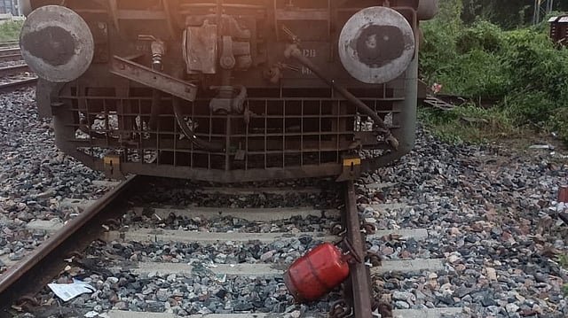റെയില്വേ ട്രാക്കില് വീണ്ടും ഗ്യാസ് സിലിണ്ടര്, ലോക്കോ പൈലറ്റിന്റെ സമയോചിത ഇടപെടല്; അപകടം ഒഴിവായി, അന്വേഷണം- വിഡിയോ