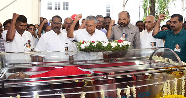 ലോറന്സിന് പിണറായി വിജയന് അന്ത്യാഭിവാദ്യം നല്കുന്നു