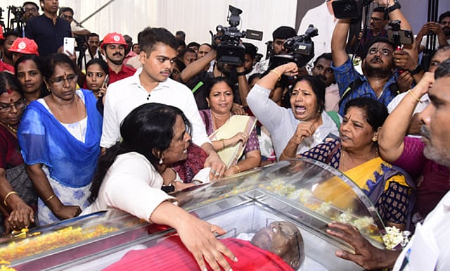 ലോറന്സിന്റെ മൃതദേഹം ടൗണ്ഹാളില് പൊതുദര്ശനത്തിന് വച്ചപ്പോള്